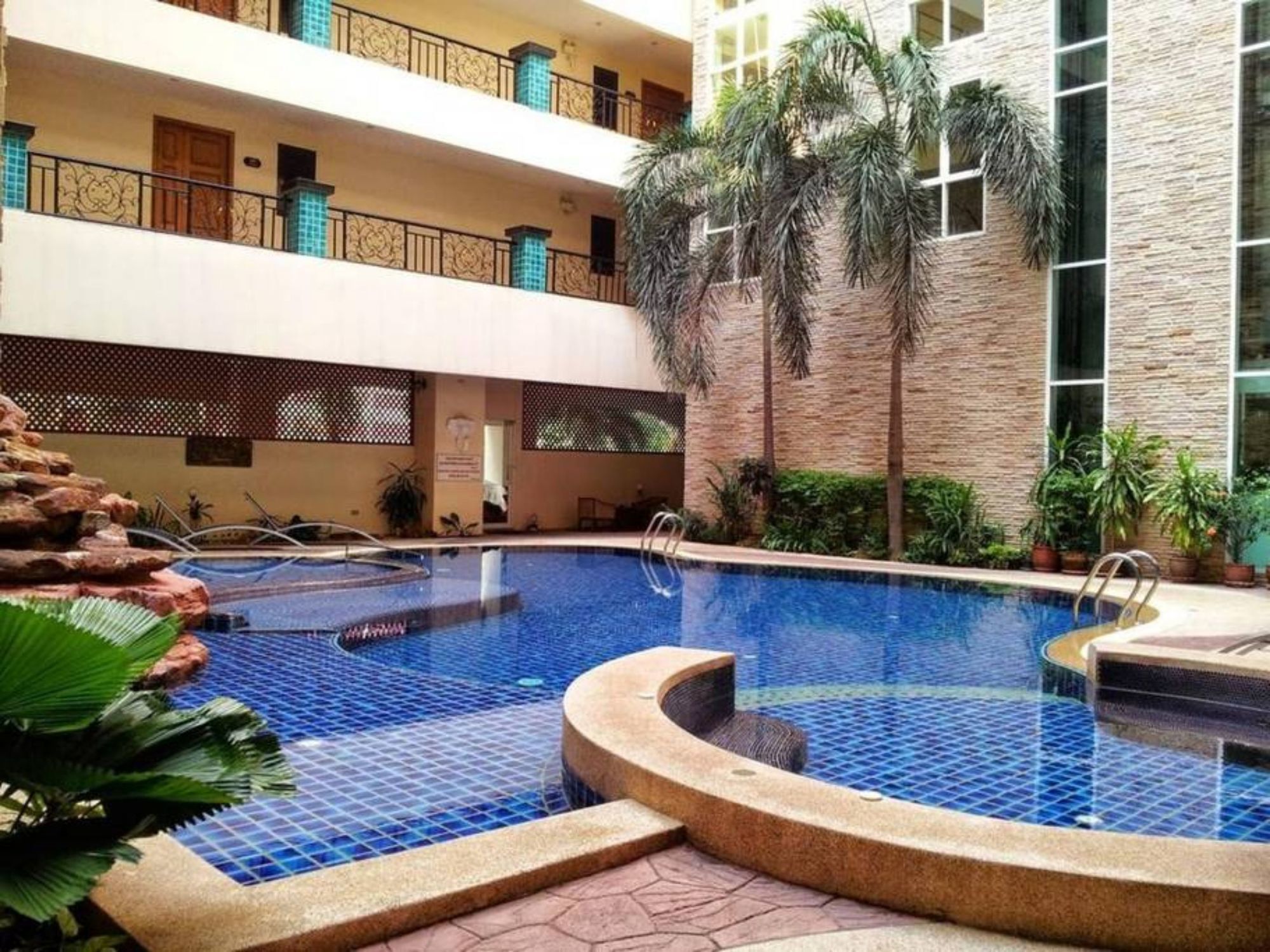 2beds 3baths Downtown 3*